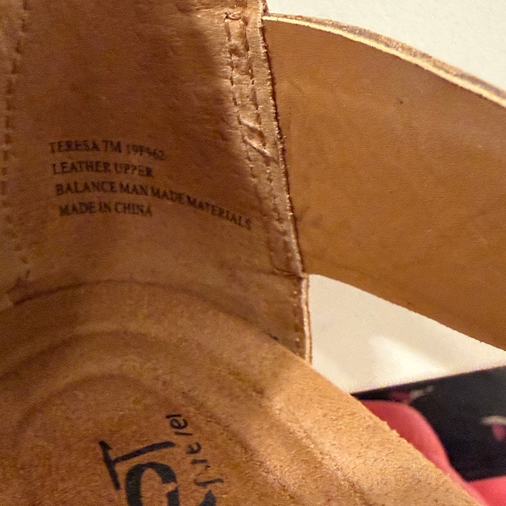 Women's OTBT TERESA Tan Wedge Sandals SIZE 7 EUC - Picture 8 of 8